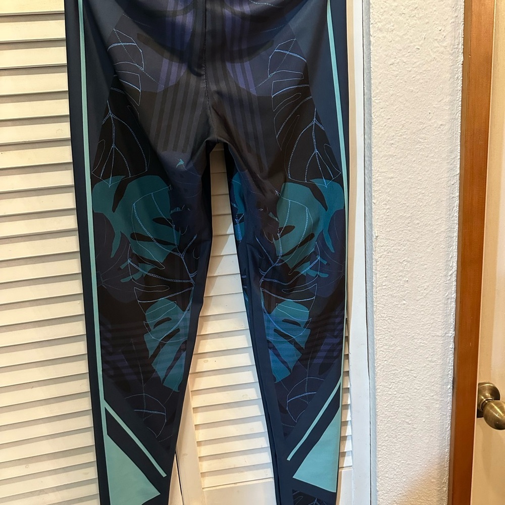 Stylish Blue and Black Leaf Print Leggings